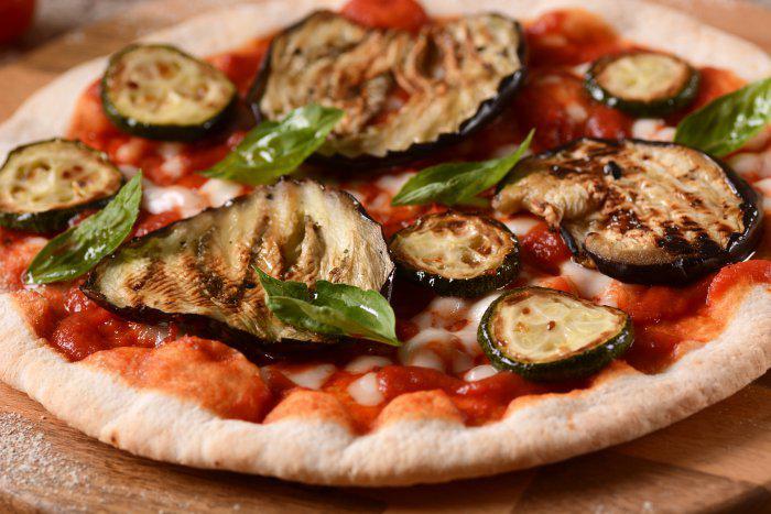 Schnelle Gemüsepizza mit Zucchini und Tomaten | issgesund | issgesund.at