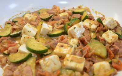 Zucchini Pfanne mit Speck und Schafkäse nach dem issgesund-Rezept