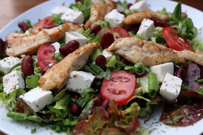 Hühnerstreifen auf Blattsalat mit Schafskäse nach dem issgesund-Rezept