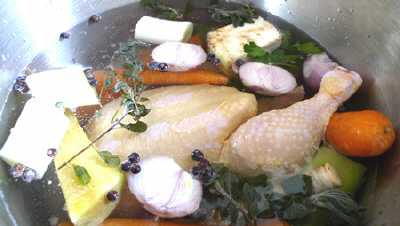 Kräftige Hühnersuppe / Hendlsuppe nach dem issgesund-Rezept