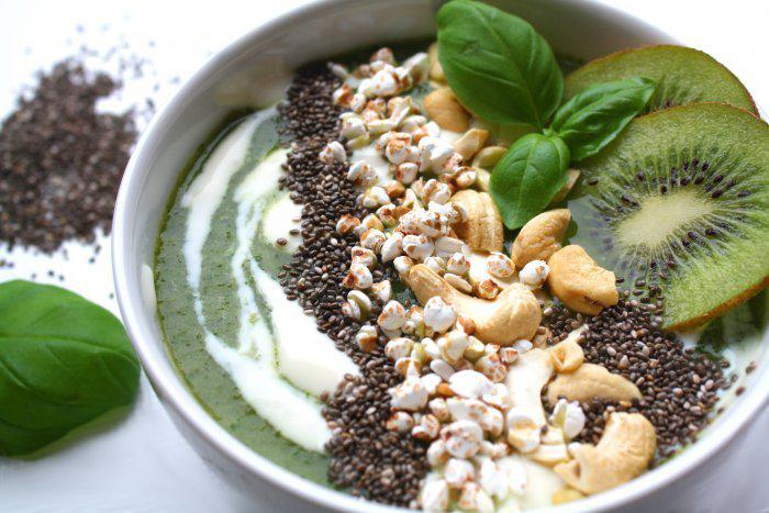 Low carb Smoothie Bowl mit Vogerlsalat & Joghurt nach dem issgesund-Rezept