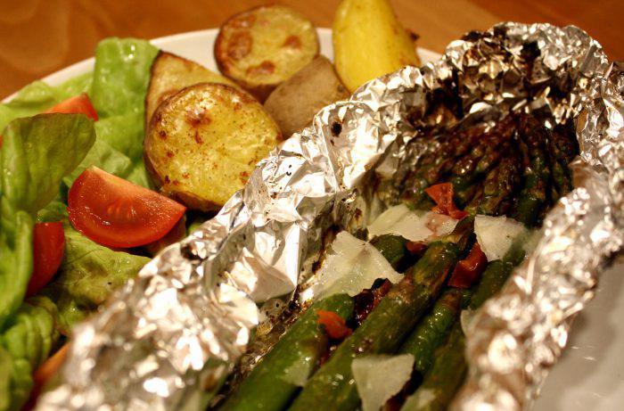 Gegrillter Spargel mit Zitronensauce und getrockneten Tomaten