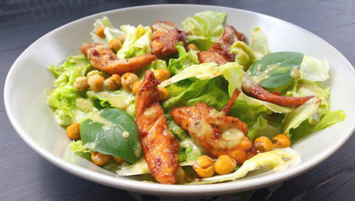 Salat mit asiatischen Hühnerstreifen und gerösteten Kichererbsen ...
