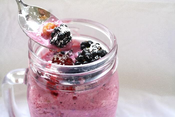 Joghurtdrink mit Beeren und Kokos - issgesund.at | issgesund.at