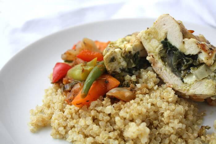 Gefüllte Hühnerbrust auf mediterranem Gemüse mit Quinoa nach dem issgesund-Rezept