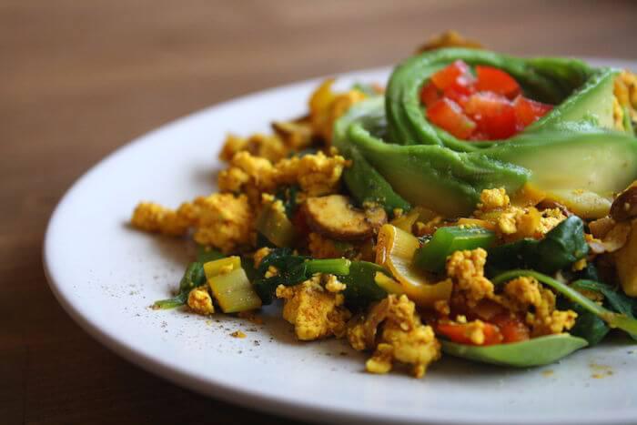 Low-Carb Frühstück mit Avocado und Babyspinat (mit veganer Alternative) nach dem issgesund-Rezept