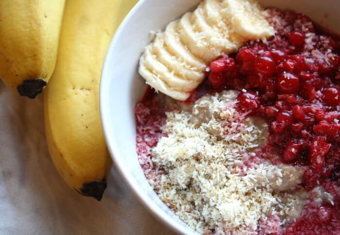 Oatmeal mit Beeren und gerösteten Kokosflocken nach dem issgesund-Rezept