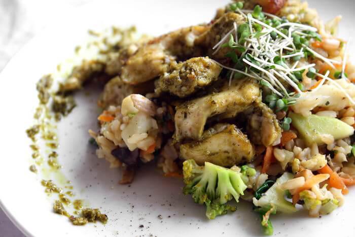 Pesto-Hühnchen aus dem Ofen mit gebratenem Reis nach dem issgesund-Rezept