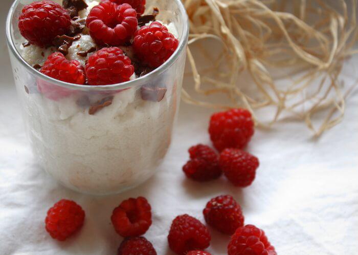 Grießpudding mit Himbeeren und selbstgemachter Superfoodschokolade