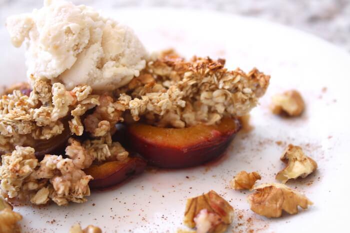 Zwetschkencrumble mit selbstgemachtem Walnuss-Zimt-Eis