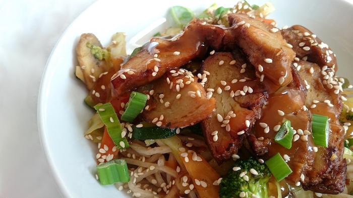 Gebratene Nudeln mit Entenbruststreifen und asiatischer Knoblauchsauce nach dem issgesund-Rezept