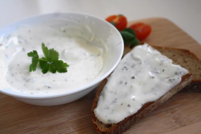 Milchfreier Frischkäseersatz aus Cashewkernen und Hanfsamen nach dem issgesund-Rezept