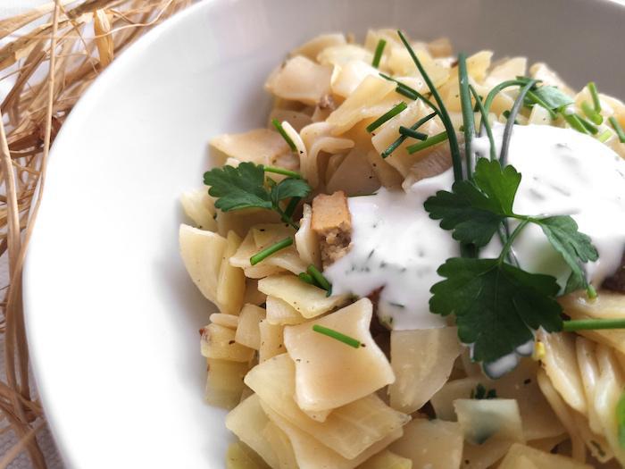 Krautfleckerl mit frischen Kräutern und Sourcream-Dip | issgesund.at