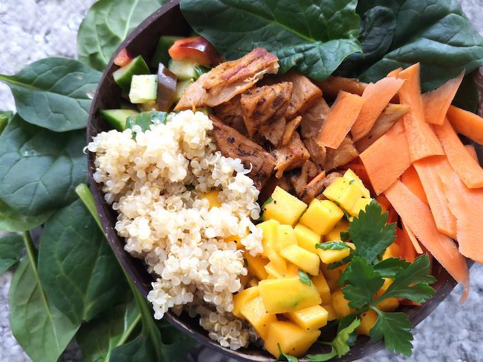 Quinoabowl mit Mangosalat und frischem Gemüse | issgesund.at