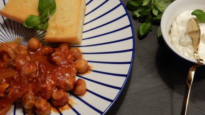 Roter Tabascotopf mit Champions und Zwiebeln