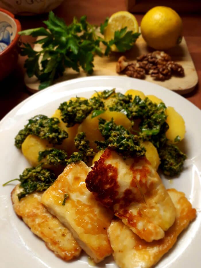 Gebratener Halloumi mit Kartoffeln und Petersilie-Zitrone-Walnuss Pesto nach dem issgesund-Rezept