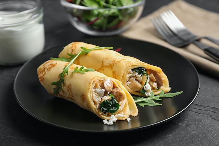 Hirse-Palatschinken / Hirsepfannkuchen gefüllt mit Spinat & Hühnchen