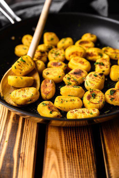 Selbstgemachte Kürbisgnocchi mit frischen Kräutern