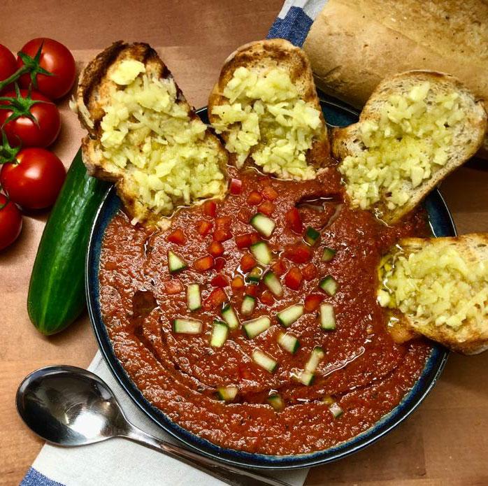 Rezept: Gazpacho mit Pecorino-Knoblauch-Ciabatta | issgesund.at