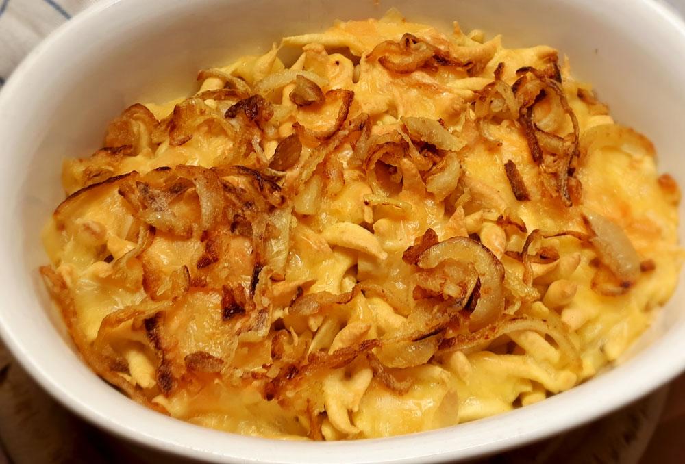Überbackene Käsespätzle mit Röstzwiebeln