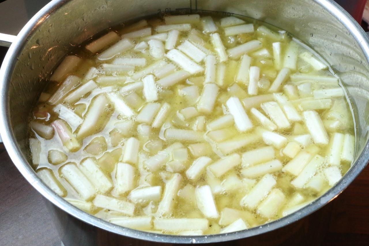 6. Die Gemüsesuppe aufkochen, die Spargelstücke darin gar kochen.