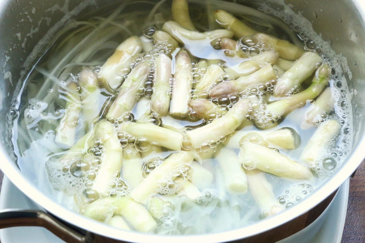4. Die Spargelspitzen in einem separaten kleinen Topf im Salzwasser mit den Spargelschalen 5 Minuten kochen und beiseite stellen.