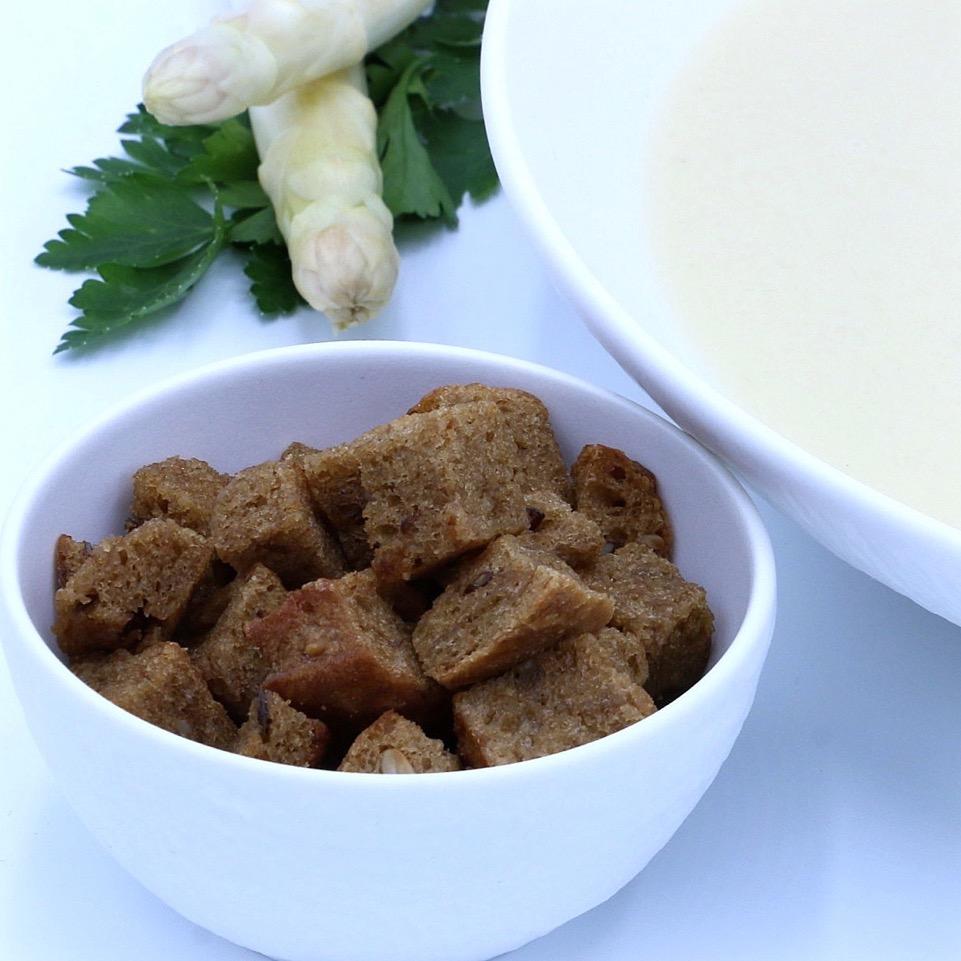 Gesunde Croutons (geröstete Brotwürfel) selber machen Rezept | issgesund.at