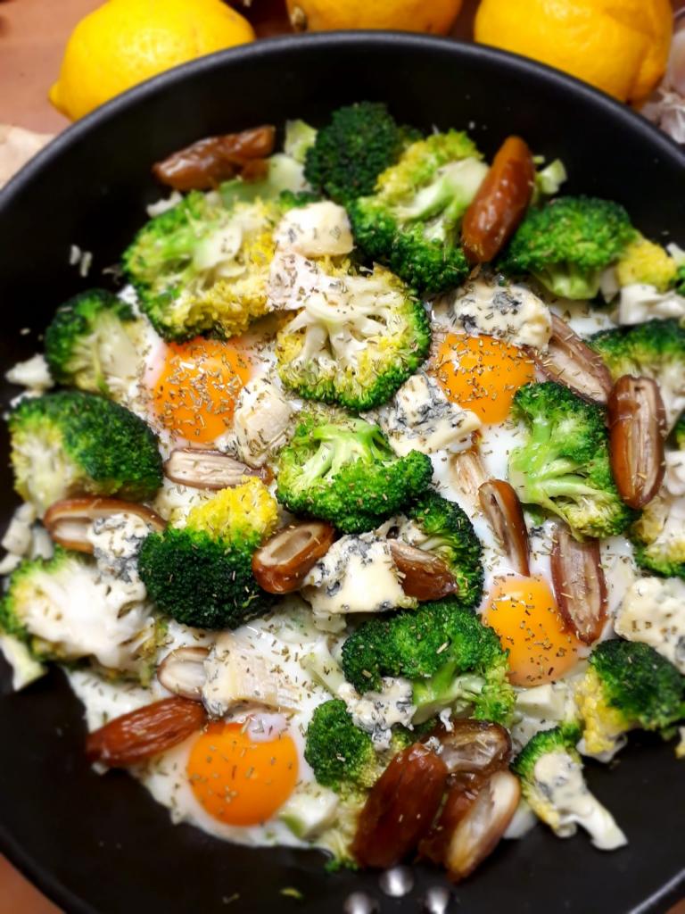 Spiegeleier mit Brokkoli, Datteln, Knoblauch und Blauschimmelkäse © issgesund