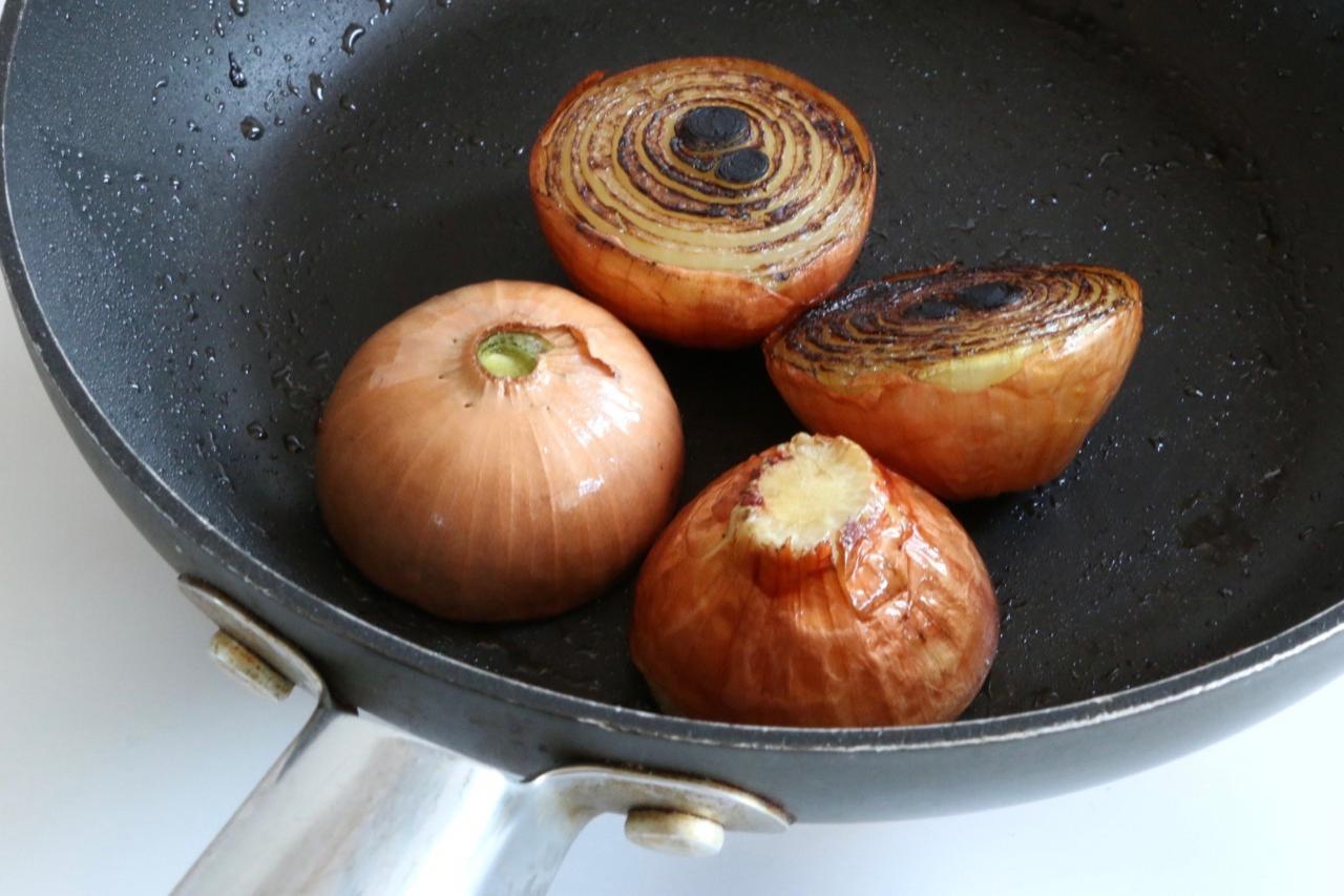 Die Zwiebel halbieren, in einer kleinen Pfanne mit etwas Öl auf der flachen Seite dunkel bräunen lassen und dann der Suppe beifügen.