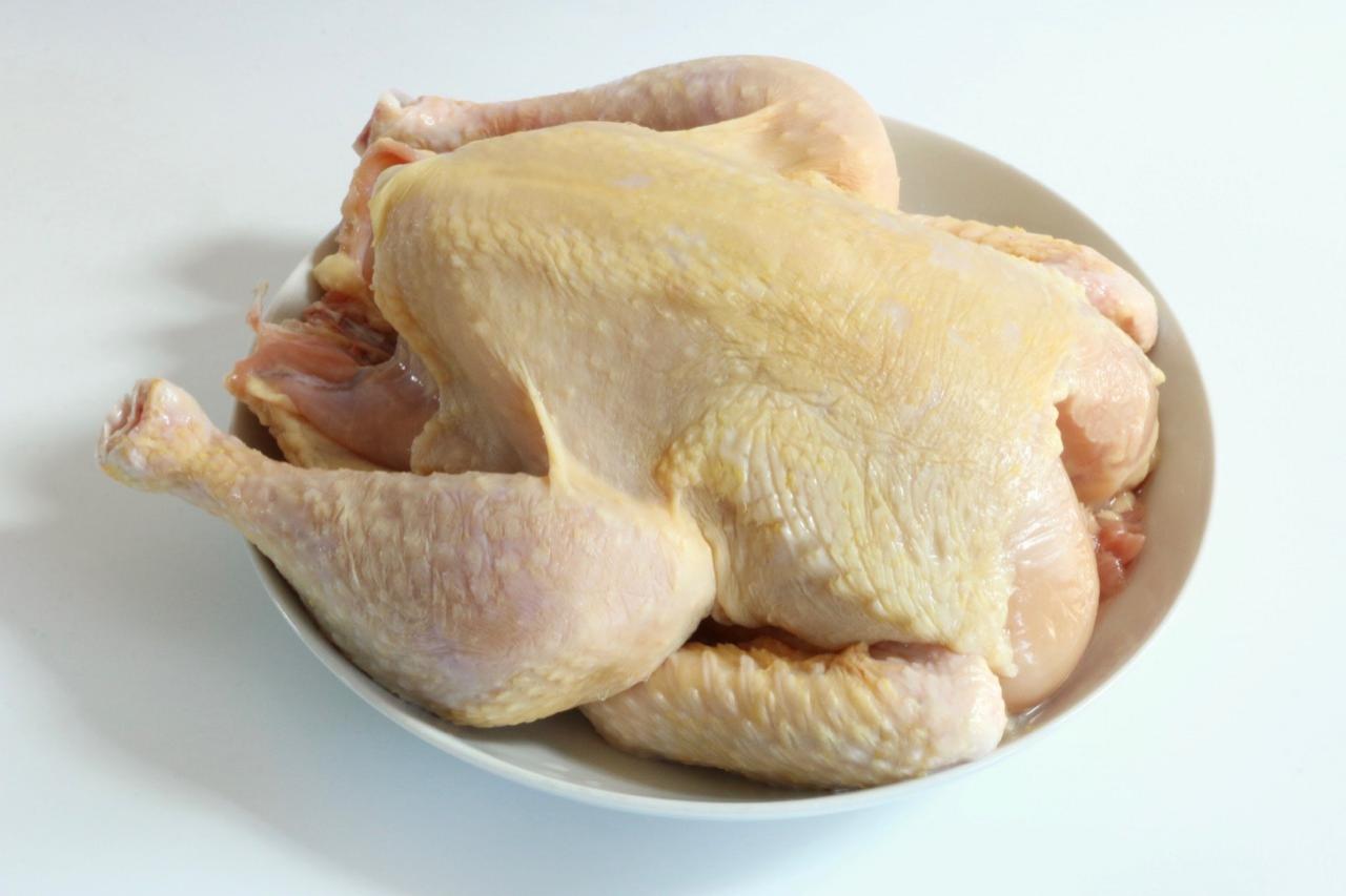 Huhn mit klarem, kaltem Wasser innen und außen waschen und mit Küchenrolle abtupfen.