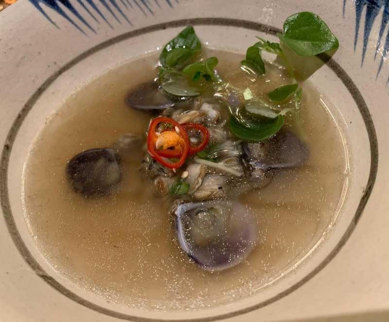 Asiatische klare Muschelsuppe mit Chili und Thai-Basilikum © issgesund