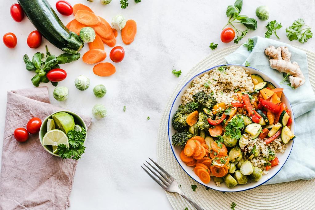 Eine Schüssel mit einem Quinoa-Gemüse-Gericht, die auf einem gedeckten Tisch steht, auf dem sich weitere Gemüsearten befinden.