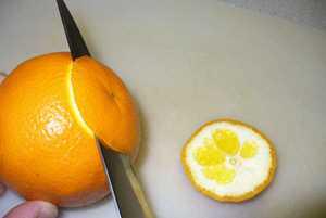 Schritt 1 Orangen Filetieren: Die beiden Kappen der Orange oben und unten abschneiden.