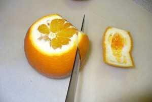 Schale von Orange trennen mit Messer
