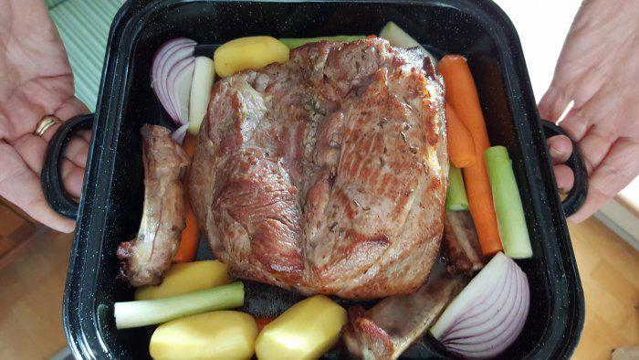 Schwarte des Schweinebratens überbrühen
